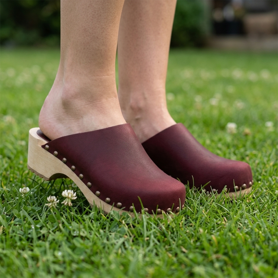 Women's anatomical wooden clogs with rivets, red